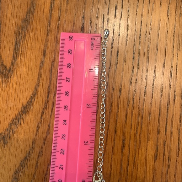 NWOT Beautiful Statement Necklace! Has 11 Rhinestones Surrounded in Gold Tone - Picture 12 of 17